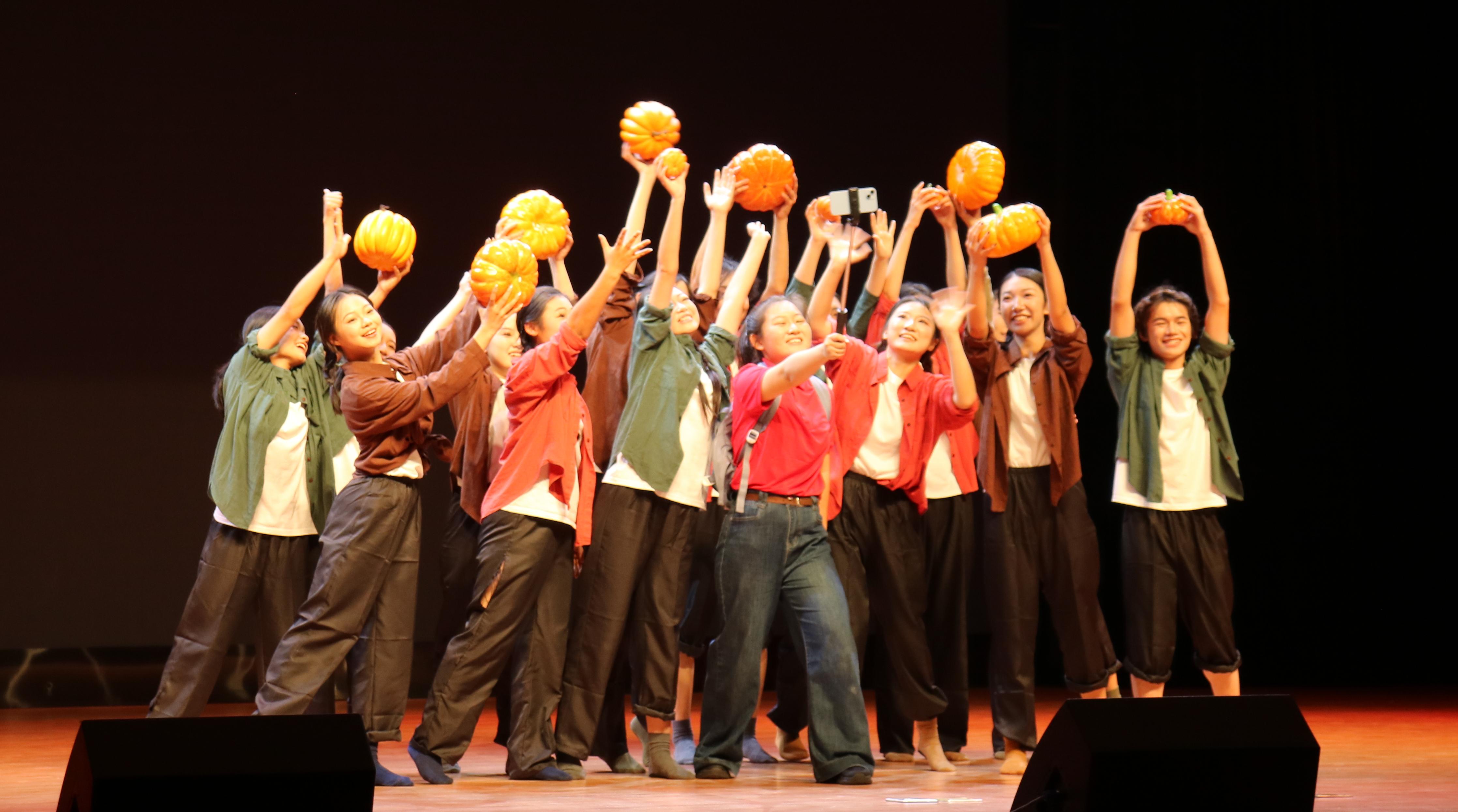 踏舞留芳，乡村逐梦幸福路——祝贺女王调教
新生舞蹈大赛荣获二等奖